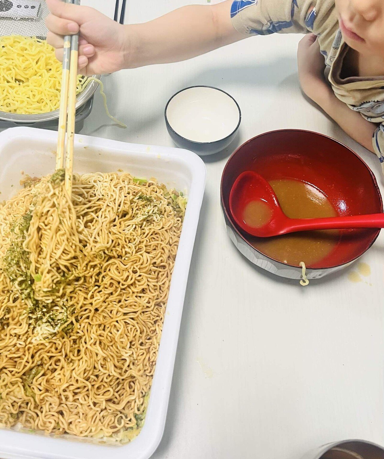 ペヤング超超超超超超大盛ペタマックスを7人家族で食す｜髙塚しいも｜5