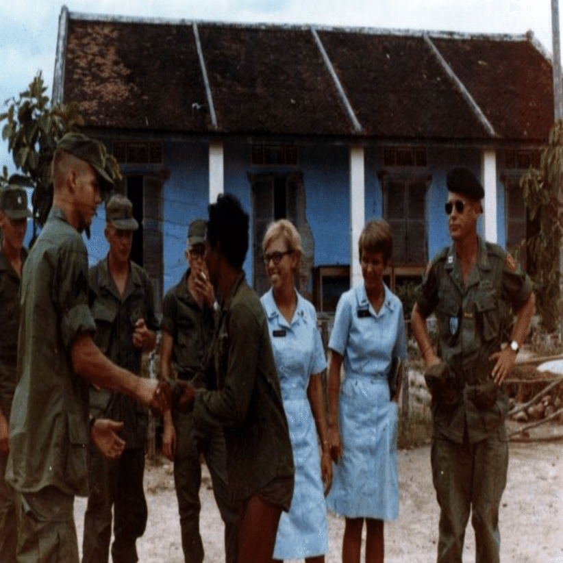 DONUTDOLLIESもヘリで行ったよ🚁ベトナム戦争におけるエデ族・モン族や