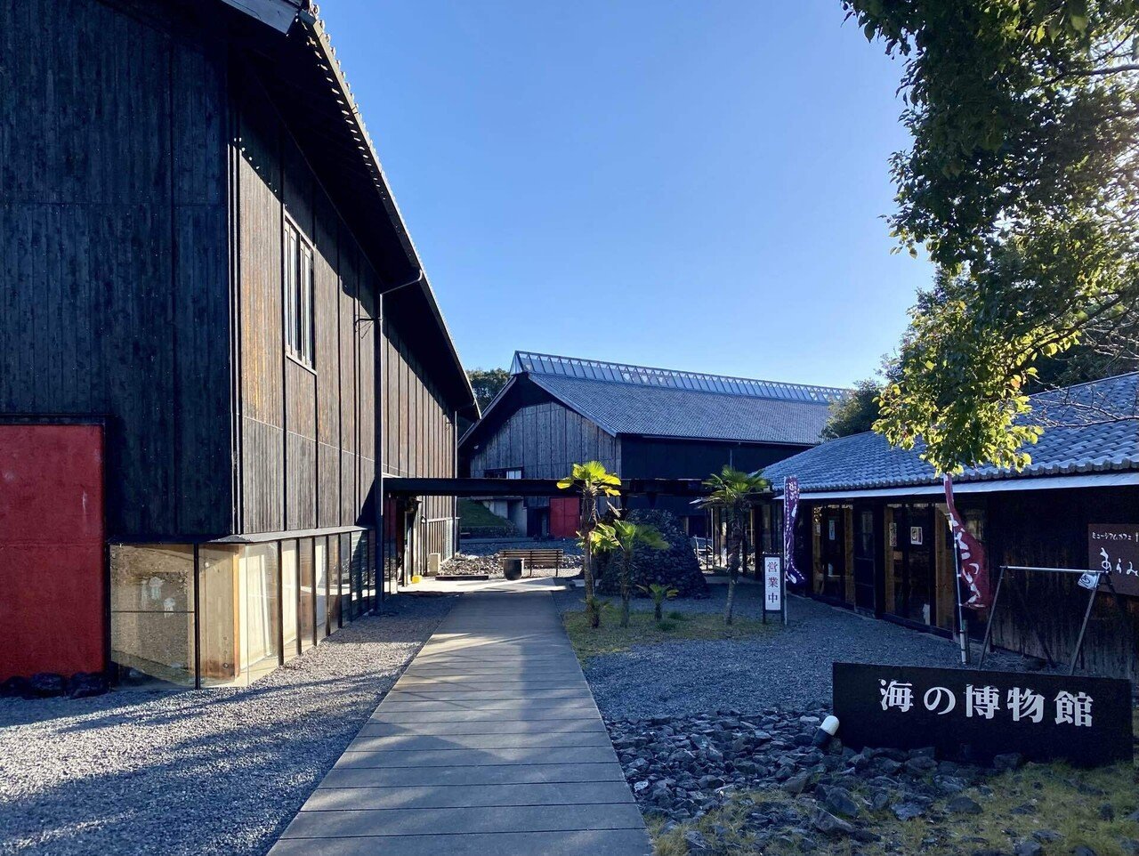 『黒と赤』2種類の屋根・100分の1，2階建て内外模型No.96 LIXIL 店舗引き戸 内付型 256183 W2600×H1818mm ランマなし 3枚