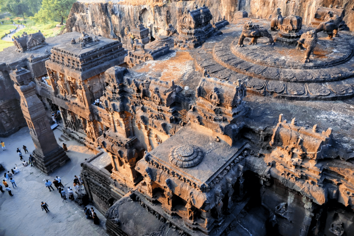 絵画 「エローラ」 116 何世紀にも渡る祈りがこだまするエローラの石窟群｜Nana del