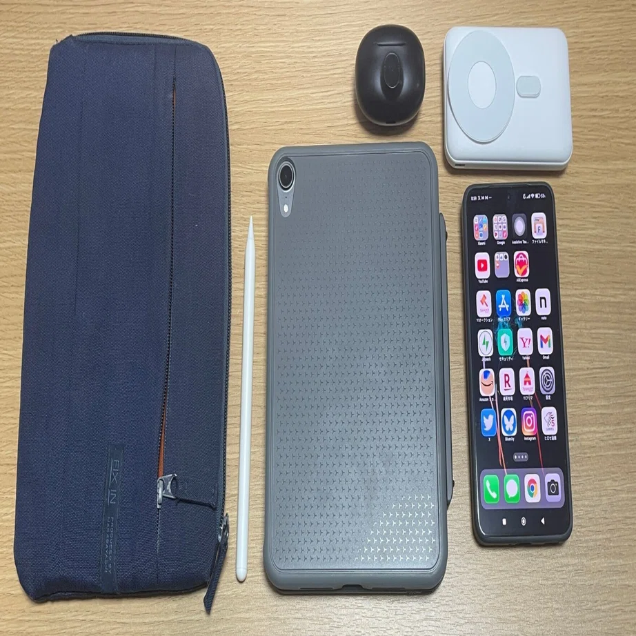 iPad mini、キーボード付きケースとスマホ、モバイルバッテリーの収納