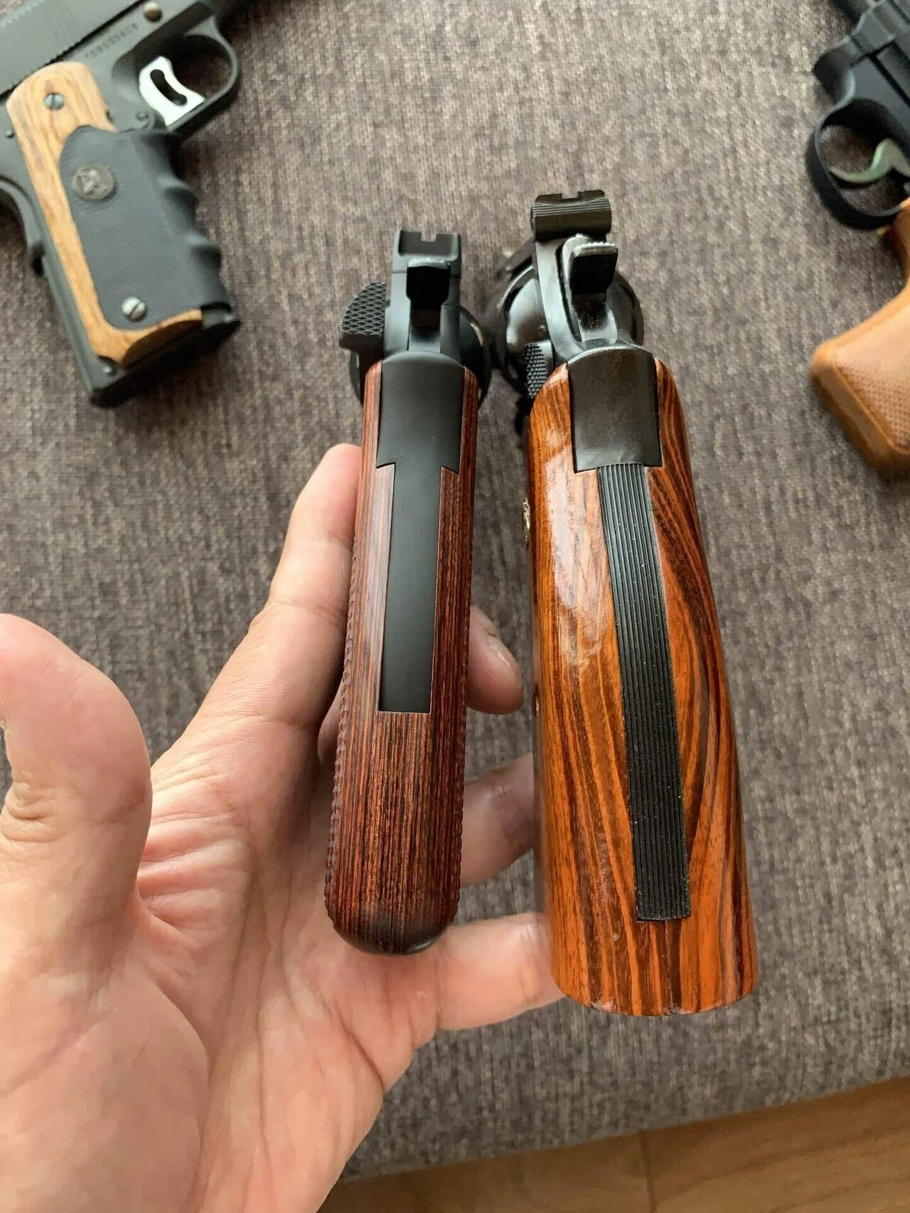部屋とYシャツとスミスとウェッソンとワタシ。〜各社モデルガンと木製