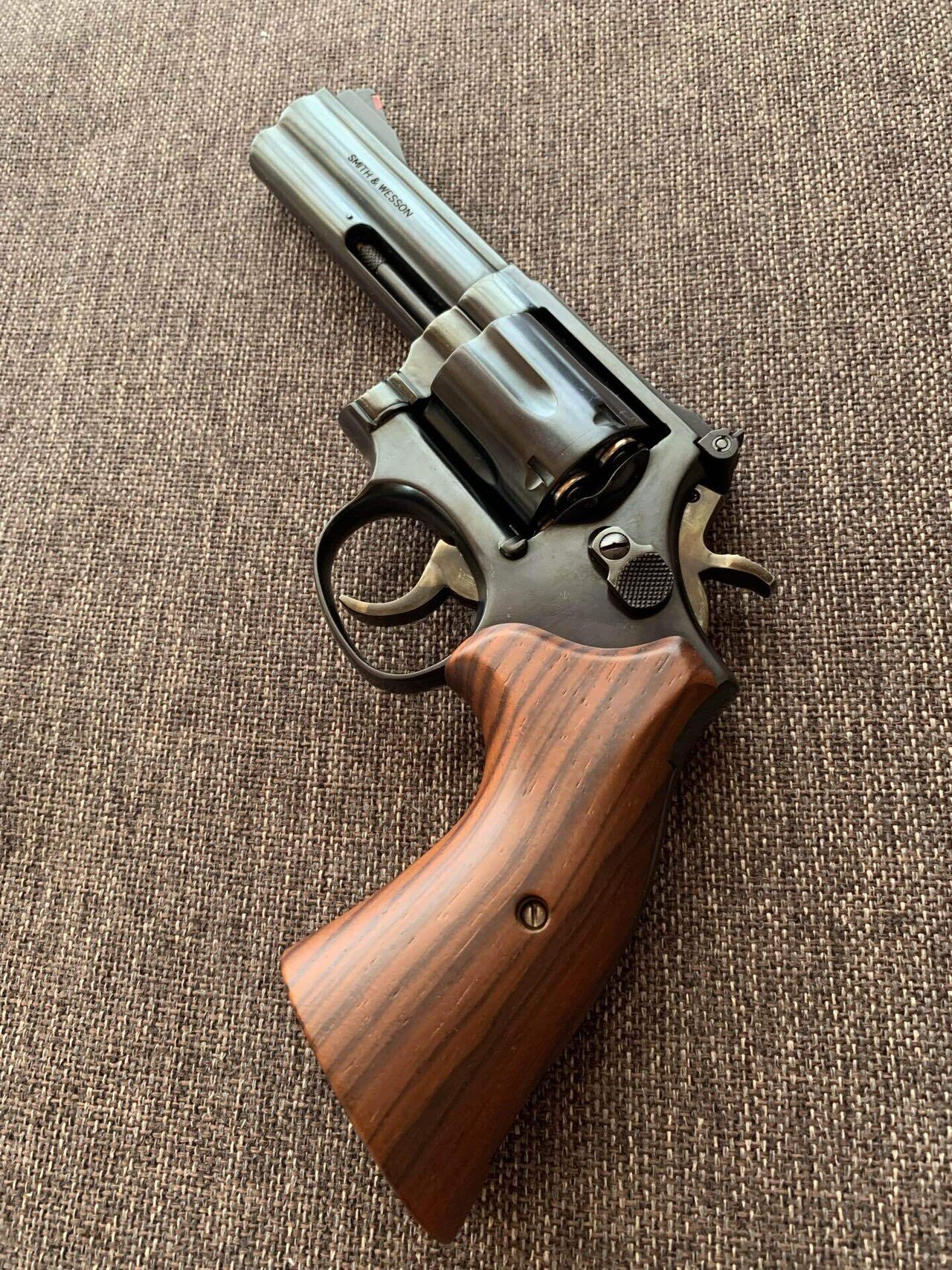 部屋とYシャツとスミスとウェッソンとワタシ。〜各社モデルガンと木製