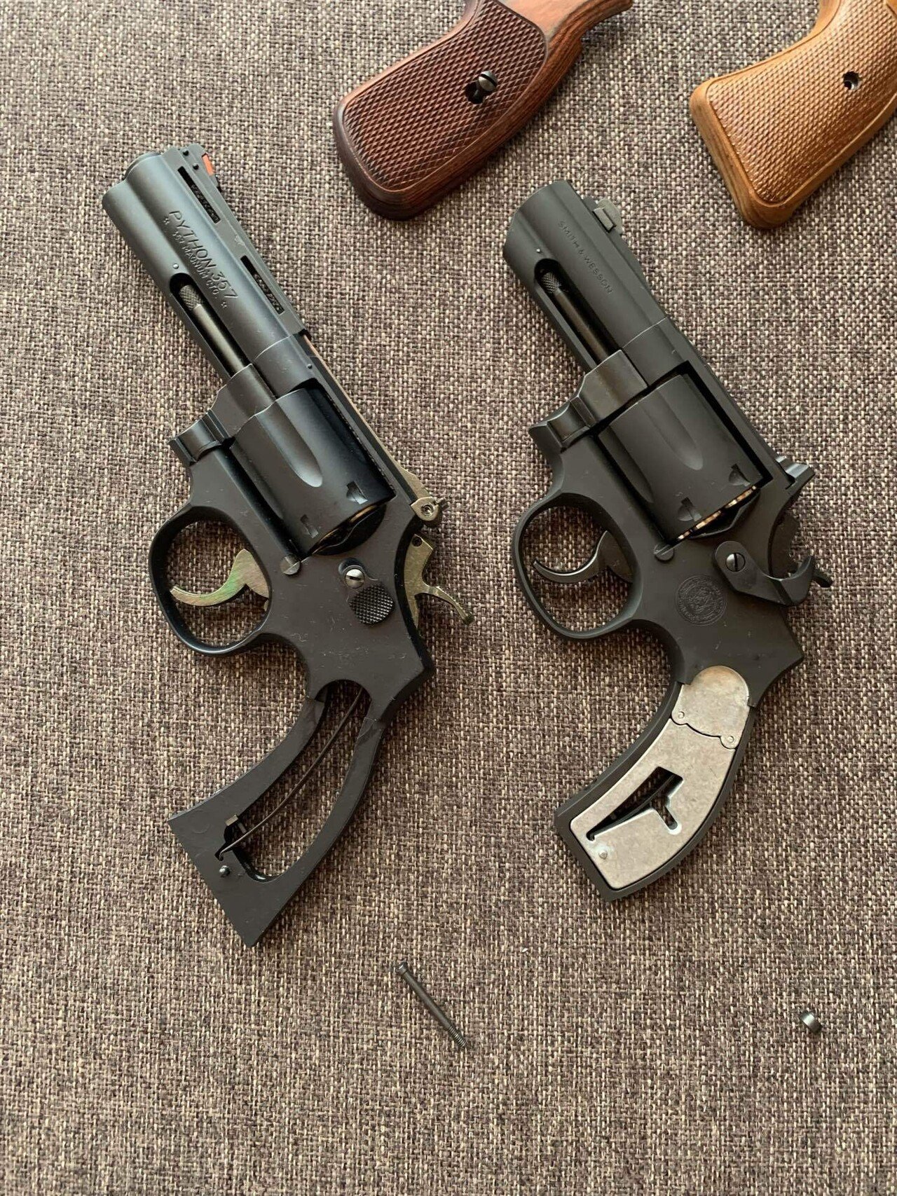 部屋とYシャツとスミスとウェッソンとワタシ。〜各社モデルガンと木製