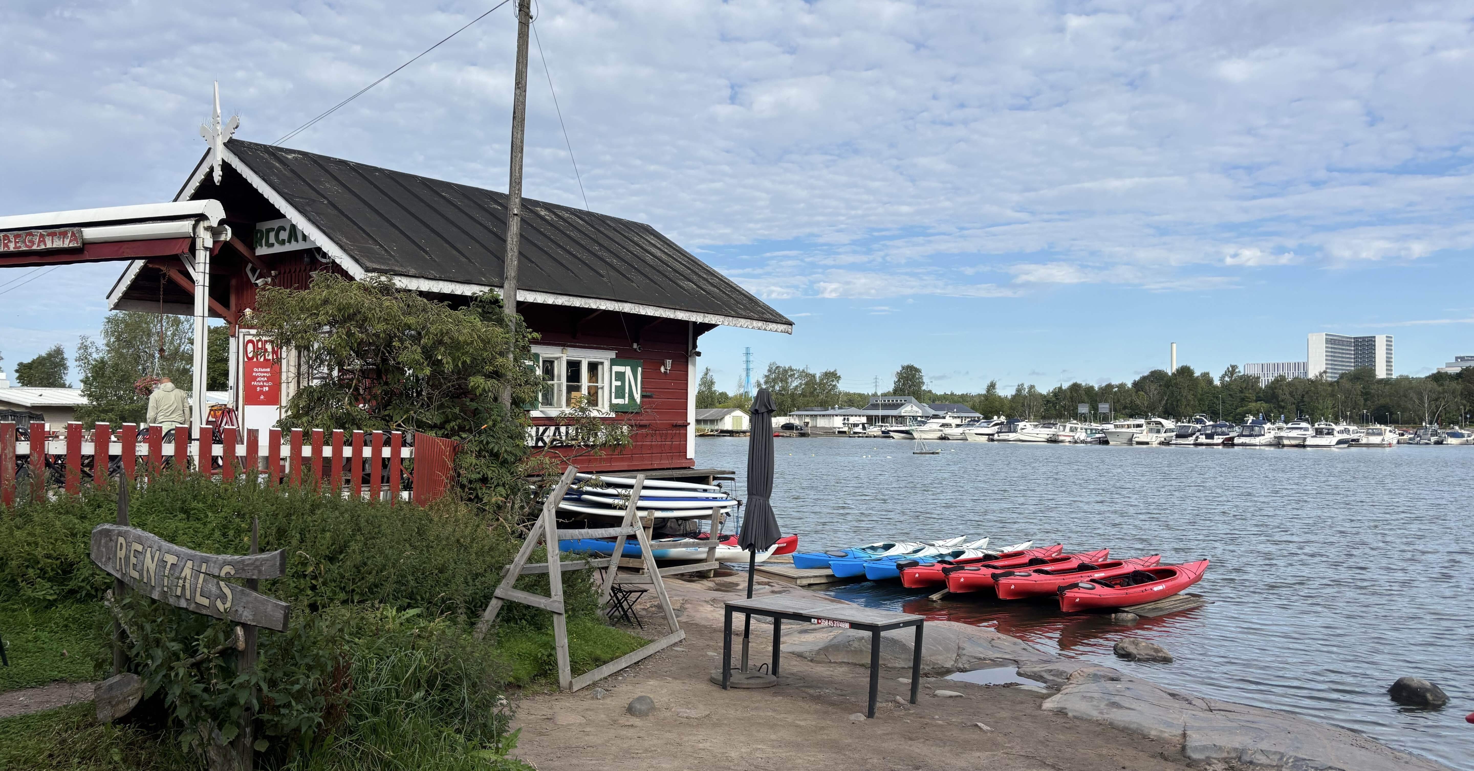 Cafe Regatta】鳥と戦いながらソーセージを焼く【ヘルシンキカフェ】｜ぱに