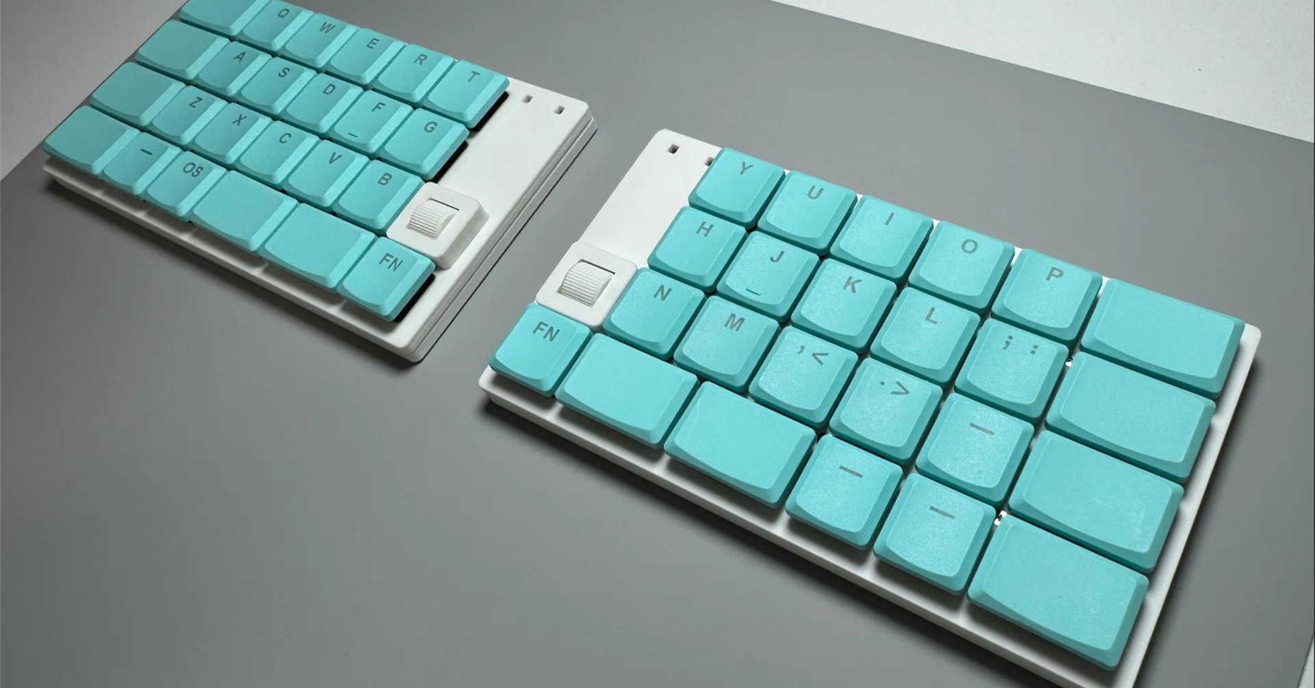 はんだ付け不要の薄型ワイヤレス50キー分割キーボード「SplitMatrix50