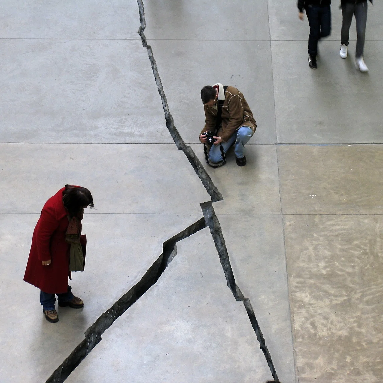 2）女性作家Doris Salcedoのヒビ「Shibboleth」TATE Modem｜artoday 