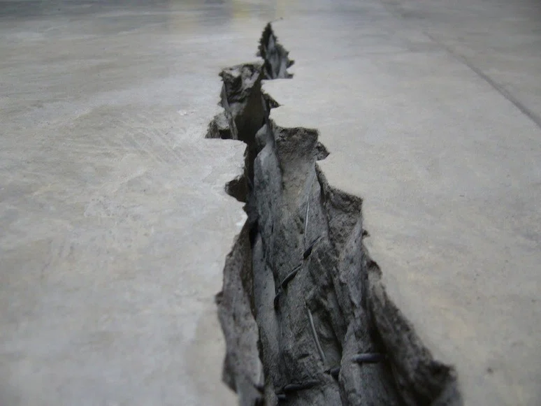 2）女性作家Doris Salcedoのヒビ「Shibboleth」TATE Modem｜artoday
