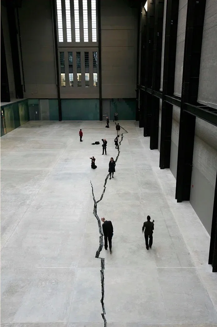 2）女性作家Doris Salcedoのヒビ「Shibboleth」TATE Modem｜artoday