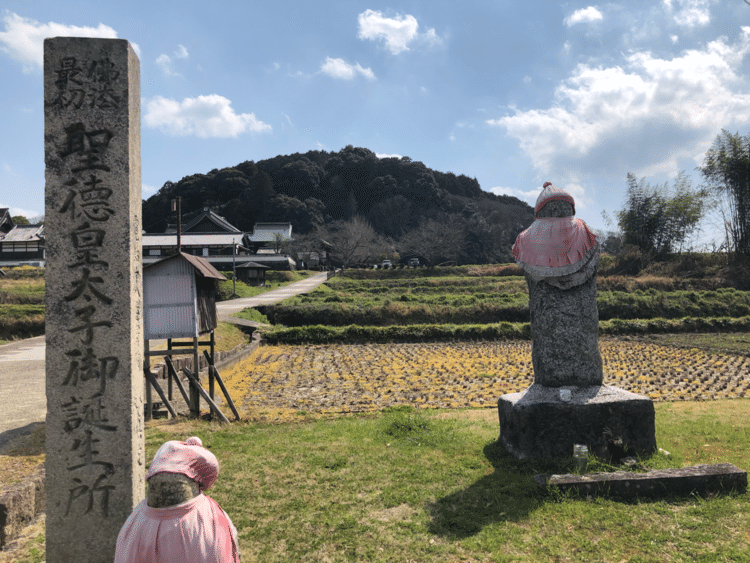 奈良の飛鳥は「和」の故郷です。今から１４００年あまり昔、聖徳太子が日本初の憲法によって、「和」を尊ぶことを宣言されました。ここは聖徳太子がお生まれになった場所と伝承のある橘寺です。