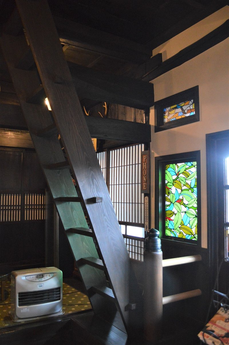 里山カフェCHIKI・階段とステンドグラス