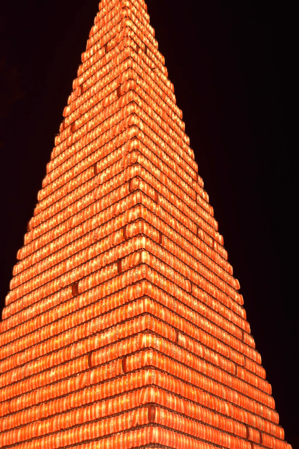 500年の歴史！日本一の灯籠タワーが照らす幻想的な夏 ― 「江迎千灯籠