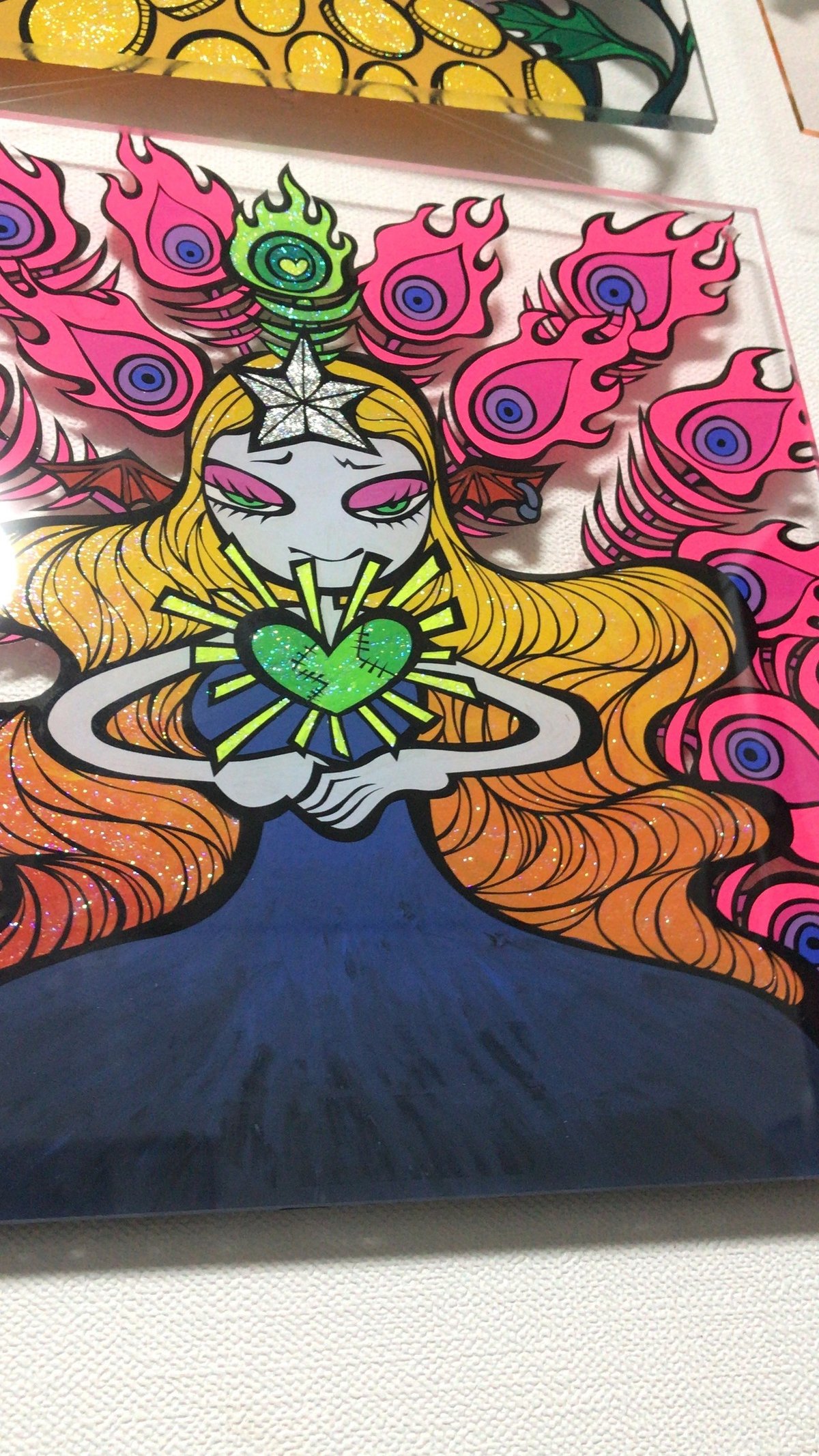 アクリルにアクリルで絵をかいています。っていうと伝わらないので詳