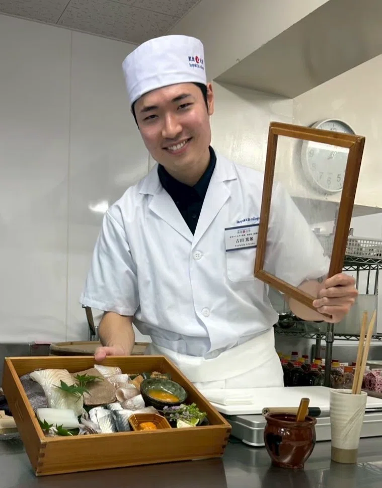 集まり散じて 人は変われど 仰ぐは同じき 理想の光」－筋金入りの