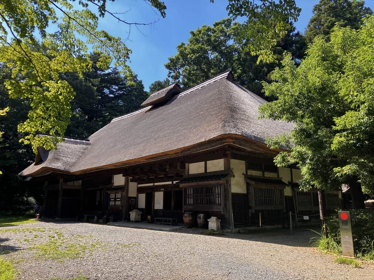 益子参考館の茅葺き屋根の古民家で出会った濱田庄司おじさんのこと｜ikuko