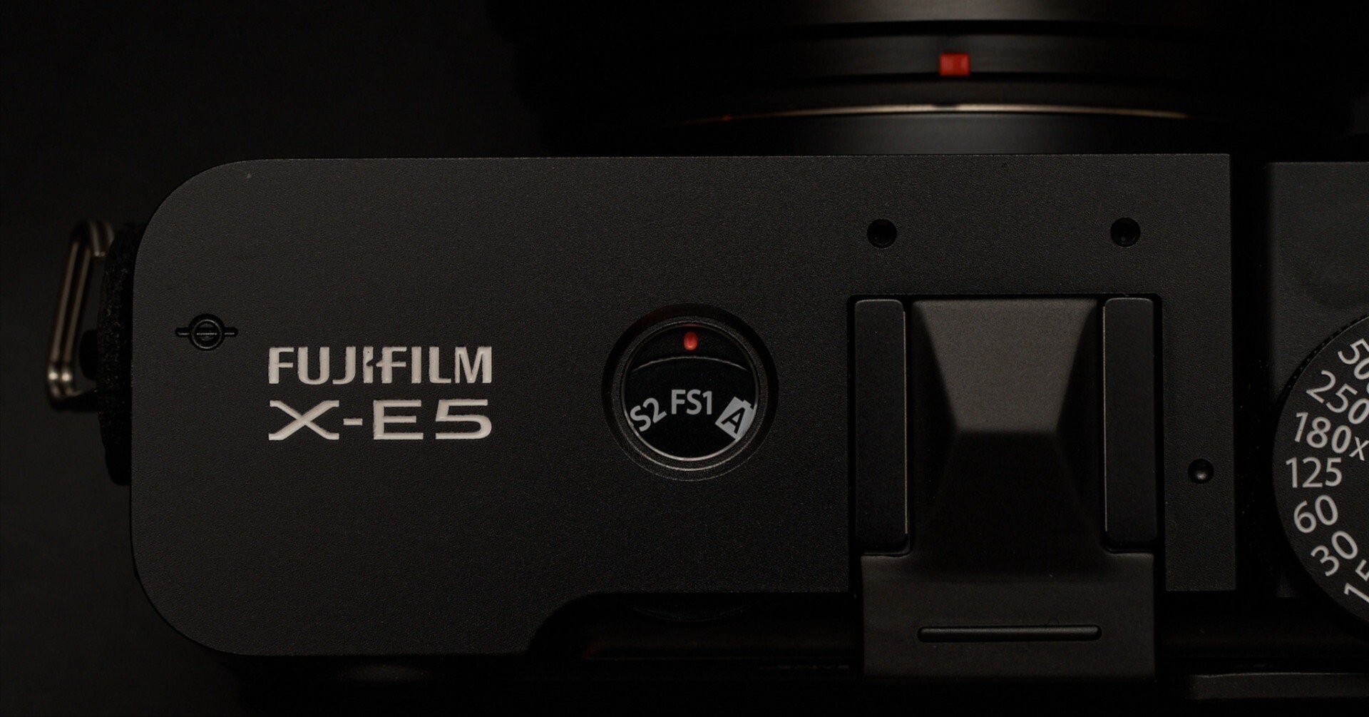 FUJIFILM X-E5 追加購入品多数 高すぎる」の声の裏で…。FUJIFILM X-E5の価格設定に隠された、富士