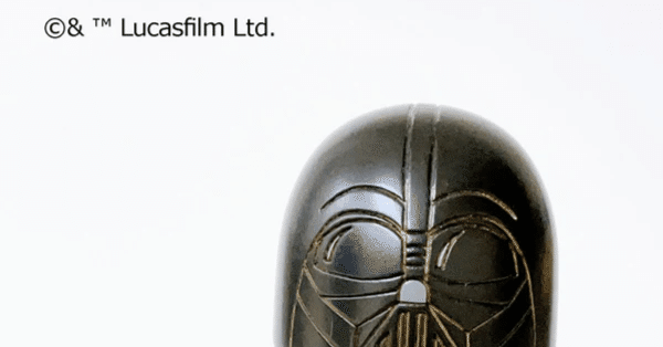 手のひらの暗黒卿。スター・ウォーズ「ダース・ベイダーこけし」が