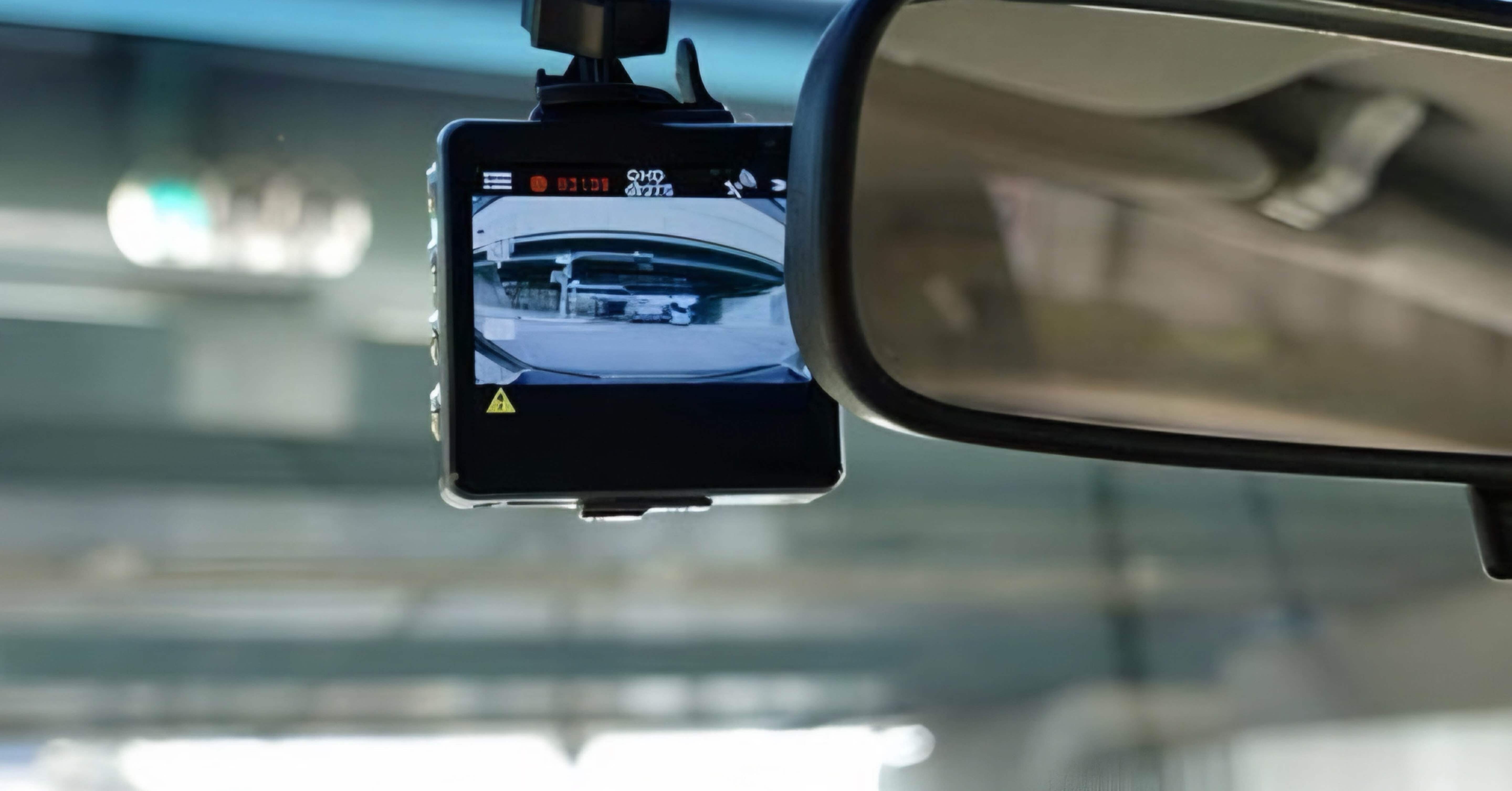 死角ゼロ！」ミラー型・360°カバーするドライブレコーダー