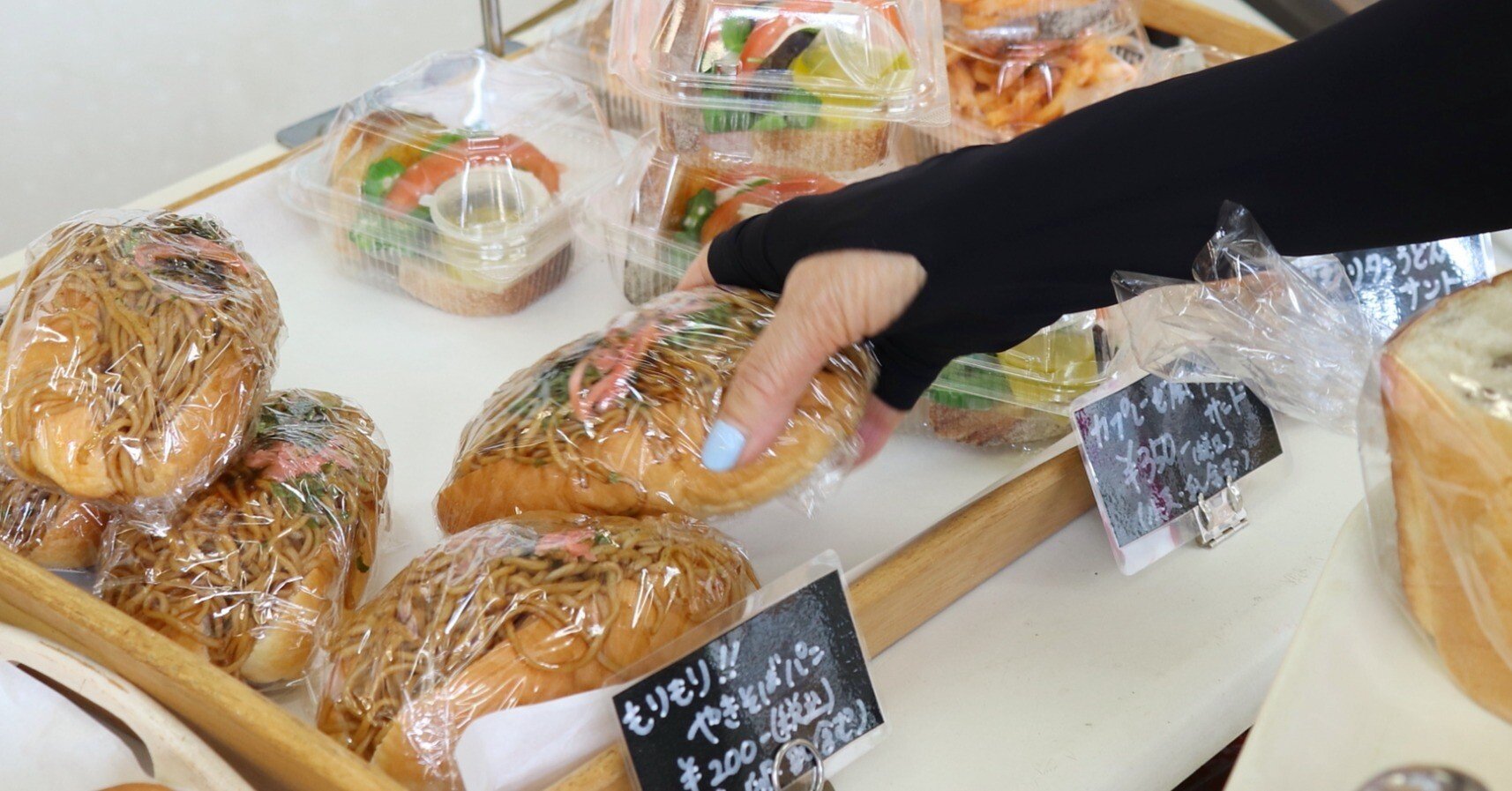 老舗にしか見えない新しいパン屋」見ているそばから売れていく「あふれ