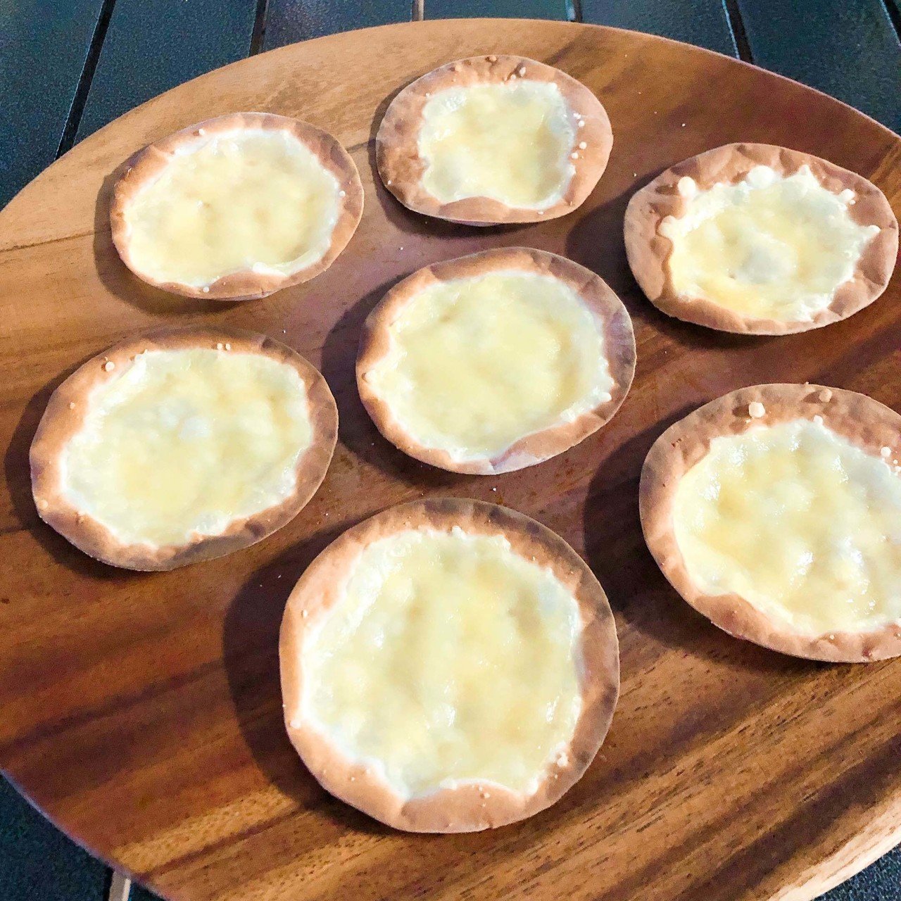 グルテンフリーなヴィーガンのおやつ 米粉の餃子の皮にヴィーガンチーズをのせてオーブントースターで焼いたよ おいしい ૦ ヴィーガン プラントベースト プラントベース おやつ K໒ Note