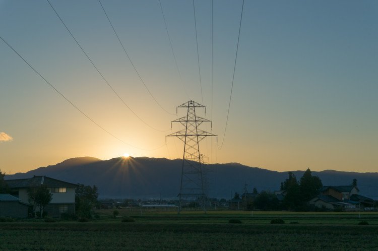 毎日見ていると何も感じなくなってしまう風景ですが、立ち止まってよく観察すると新たな発見がありました。 今回紹介する写真は我が故郷の富山県南砺市某所で撮影した一枚です。世界にはここよりも美しい景色は多くありますが、故郷南砺市にも美しい景色は多くあるはずです。その感性を磨きこれからも多くの景色（風景）を伝えて行こう。