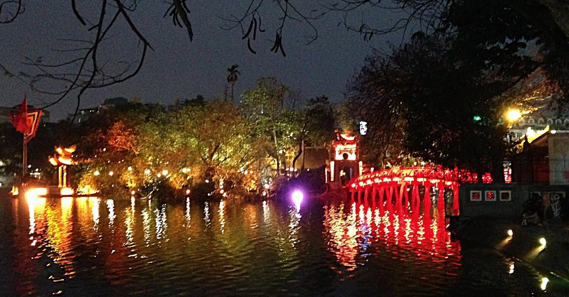 ホアンキエム湖の夜景|赤い橋(棲旭橋)と玉山祠の見どころ・歴史 ホアンキエム湖の夜景|赤い橋(棲旭橋)と玉山祠の見どころ・歴史