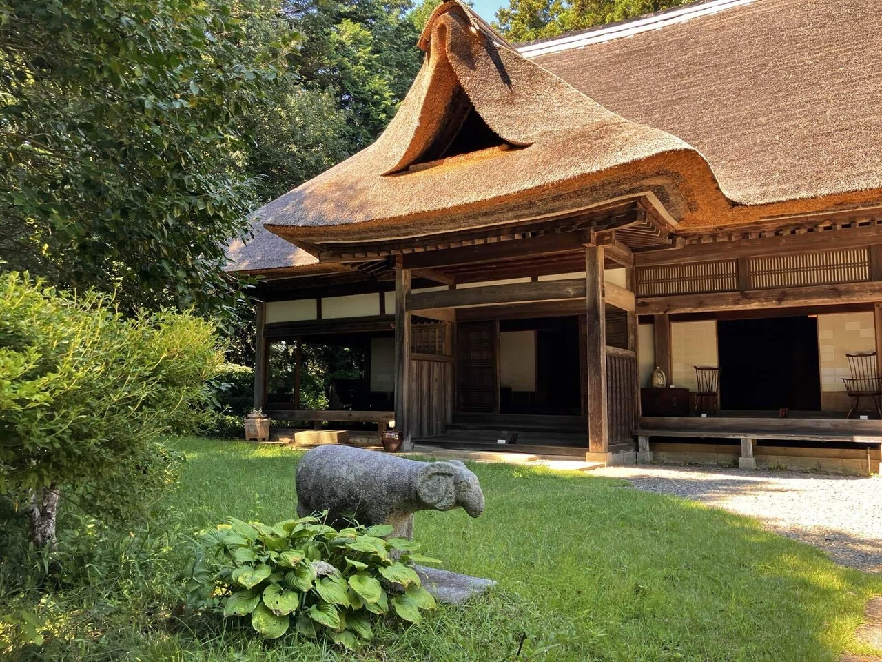 江戸時代大棟用大旧家時代宝珠大型サイズ横幅８０センチ高さ４５センチ古瓦当時物 益子参考館の茅葺き屋根の古民家で出会った濱田庄司おじさんのこと｜ikuko