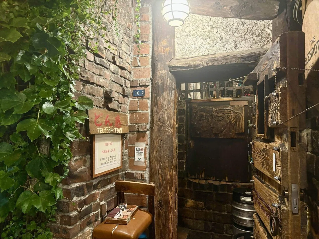 昭和レトロに浸る夜。「どん底」で味わう新宿の大人時間｜昼飲み