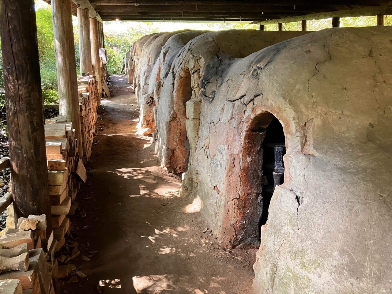 益子参考館の茅葺き屋根の古民家で出会った濱田庄司おじさんのこと｜ikuko