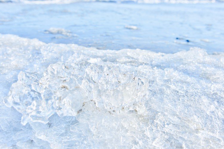 海岸に打ち寄せる波、凍る波打ち際、キラキラした海岸を歩くと光る氷達に出会えます。
