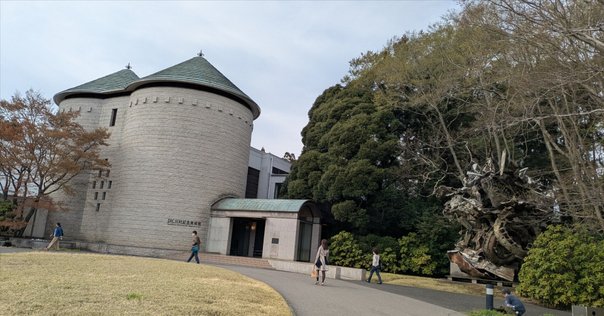 短歌一首】 鉄塊のオブジェは深き草木に解かれいつかは土に帰ら