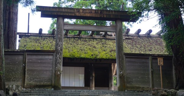 『伊勢神宮』神事編 / 遷宮編 / 解説編 Amazon.co.jp: 伊勢神宮 : 藤田 庄市, 隈 研吾, 河合 真如: 本