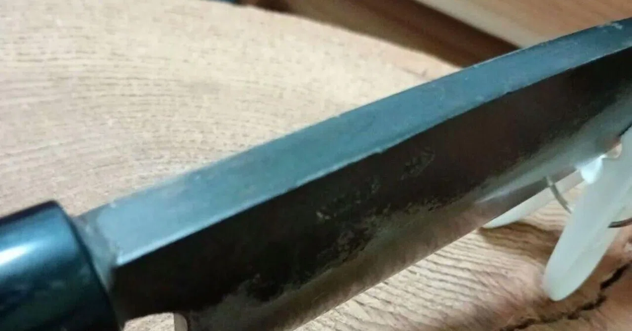 山光? 黒打の両刃出刃を研ぐ｜はっさ