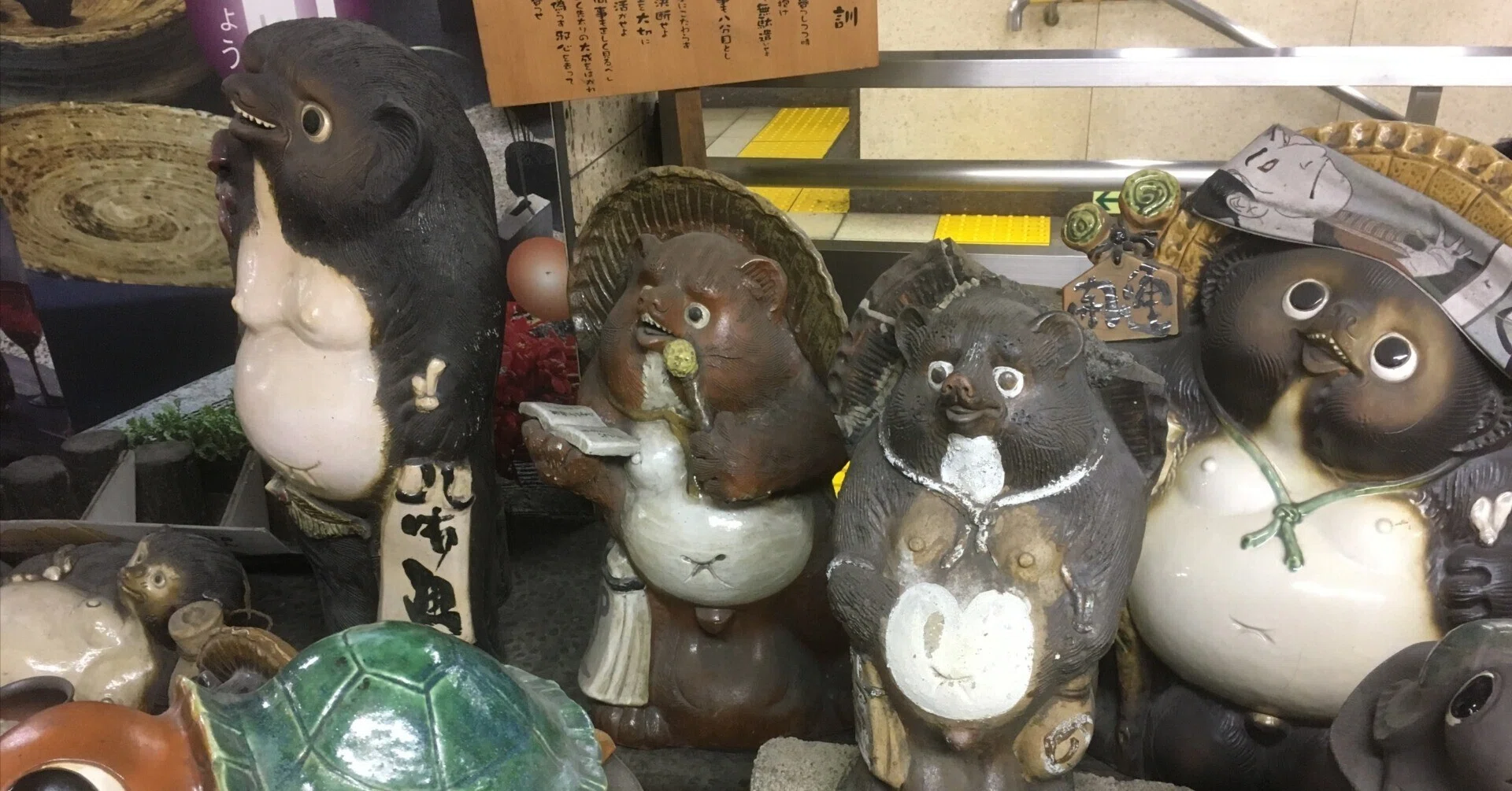 信楽焼たぬきの意味と役割とは？｜店先に置く理由や「実は浅い」歴史を