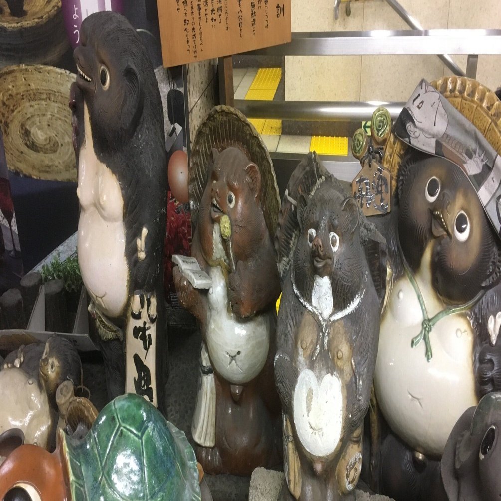 たぬきの置物の意味と役割は？｜信楽焼たぬきの「実は浅い」歴史を解説