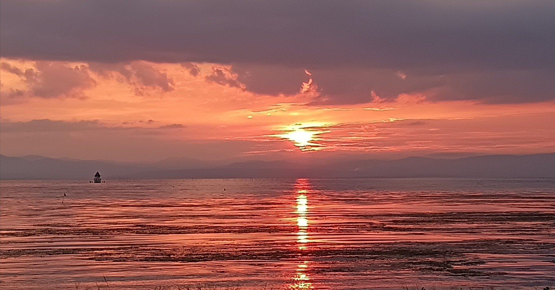 琵琶湖と夕陽 湖面に映る夕陽が美しい 風も弱く、穏やかなサンセット