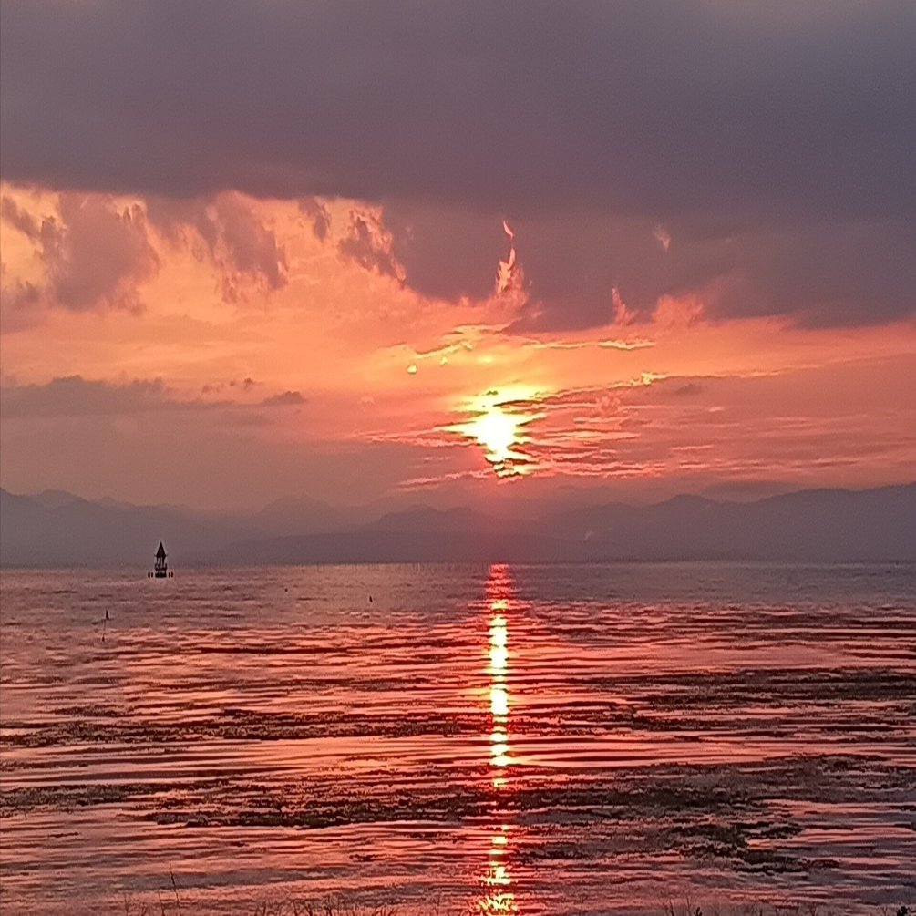 琵琶湖と夕陽 湖面に映る夕陽が美しい 風も弱く、穏やかなサンセット