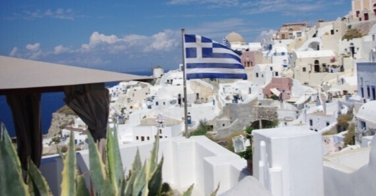 壁掛けストーン　サントリーニ　サントリーニ島 配布中】サントリーニ島の海を見下ろす明るい青い扉と白い家の