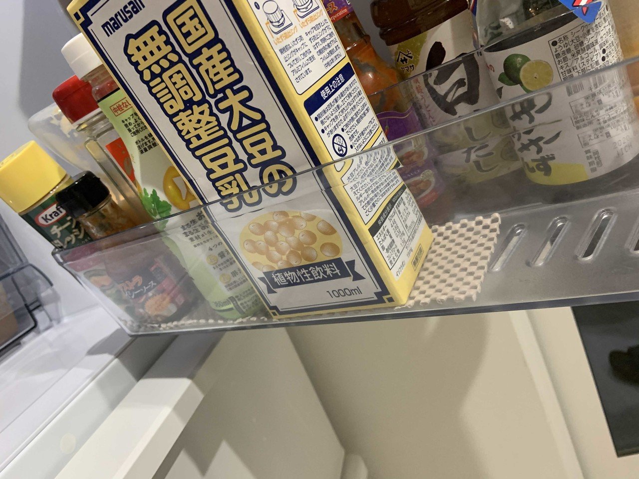 100均の滑り止めシートは万能で 冷蔵庫のドアポケット に切って敷くと プラスチック同士が滑るのを防いでくれて最高のパフォーマンスをしてくれる マヨネーズホルダーなど昔は買っていたが あれは場所をとるので ふくい整理収納サービス Note 100均の滑り止めシートは万能で 冷蔵庫のドアポケット に切って敷くと プラスチック同士が滑るのを防いでくれて最高のパフォーマンスをしてくれる マヨネーズホルダーなど昔は買っていたが あれは場所をとるので ふくい整理収納サービス Note