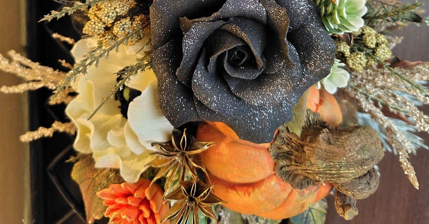 高級感あふれる大人のハロウィンインテリア｜一点物の壁掛けアレンジ