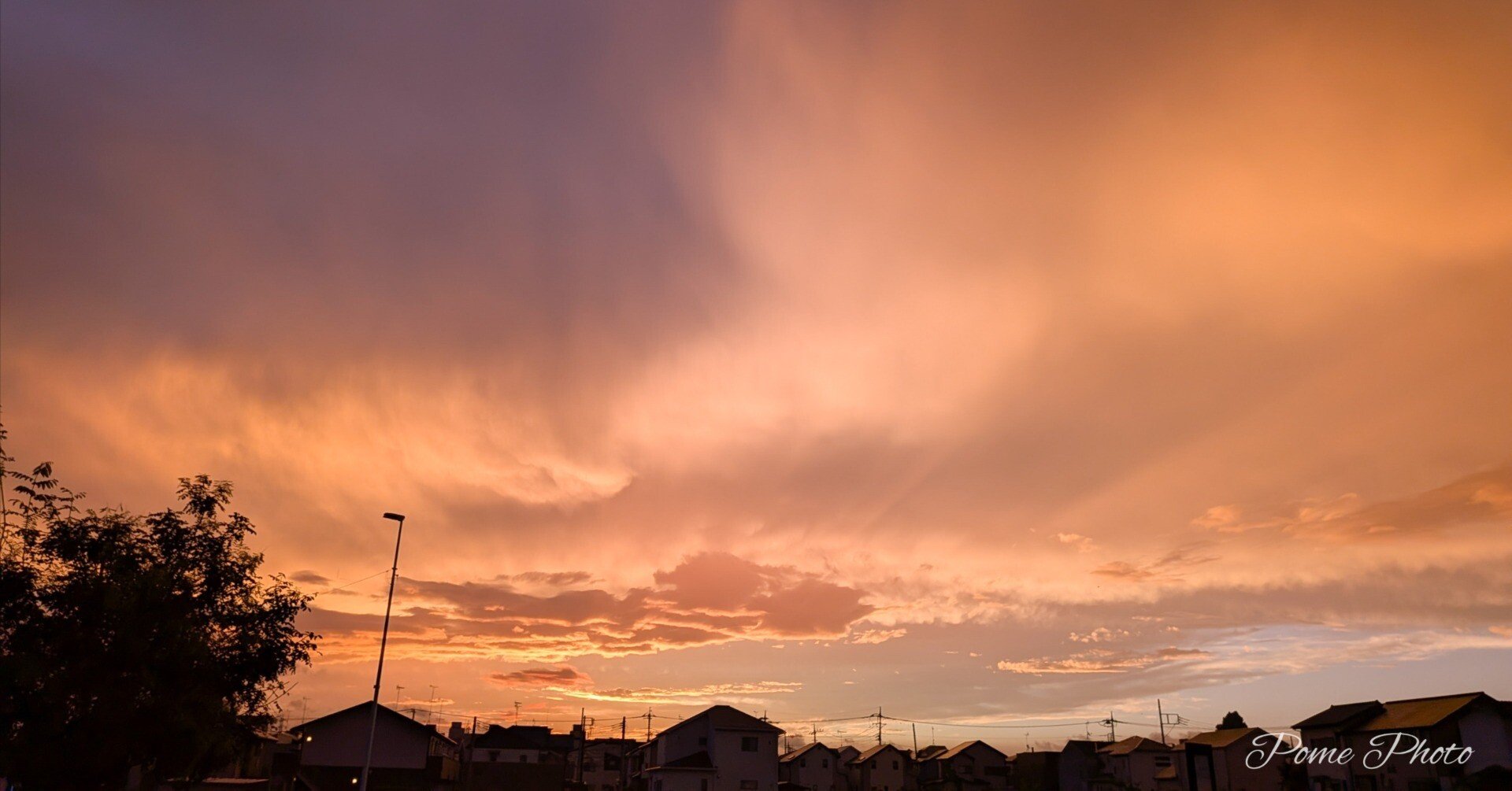 金色の朝焼けと虹｜ぽめ