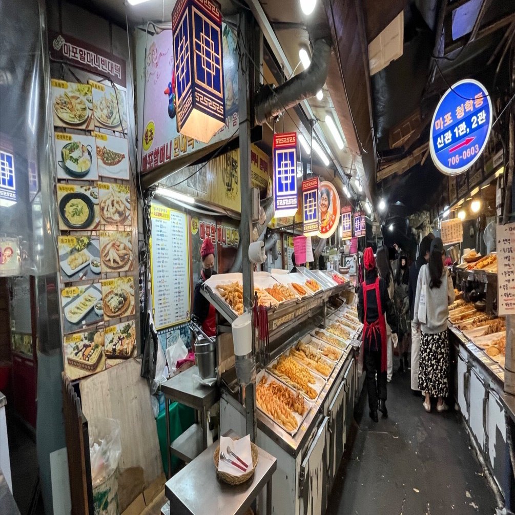 韓国ソウルのディープなグルメ】 いつ行っても美味しい 「孔徳市場」 チヂミ横丁 《元祖麻浦ハルモニピンデトッ》｜橘田  絵里香（えりお＠フリーランス女医） ｜ 旅する毒舌コラムニスト
