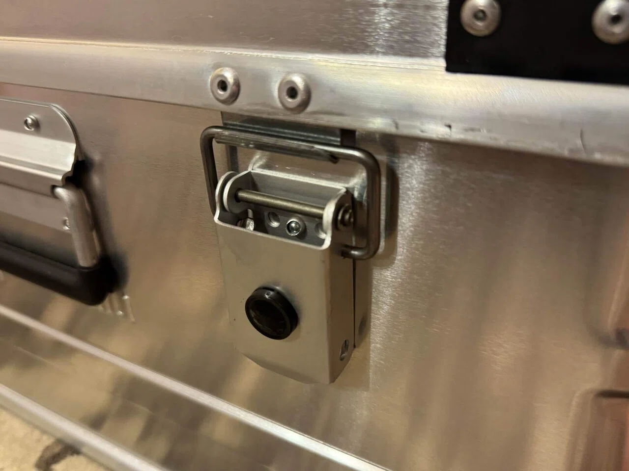 キャンプ】スロベニア産のアルミコンテナ アルポス（ALPOS）47L