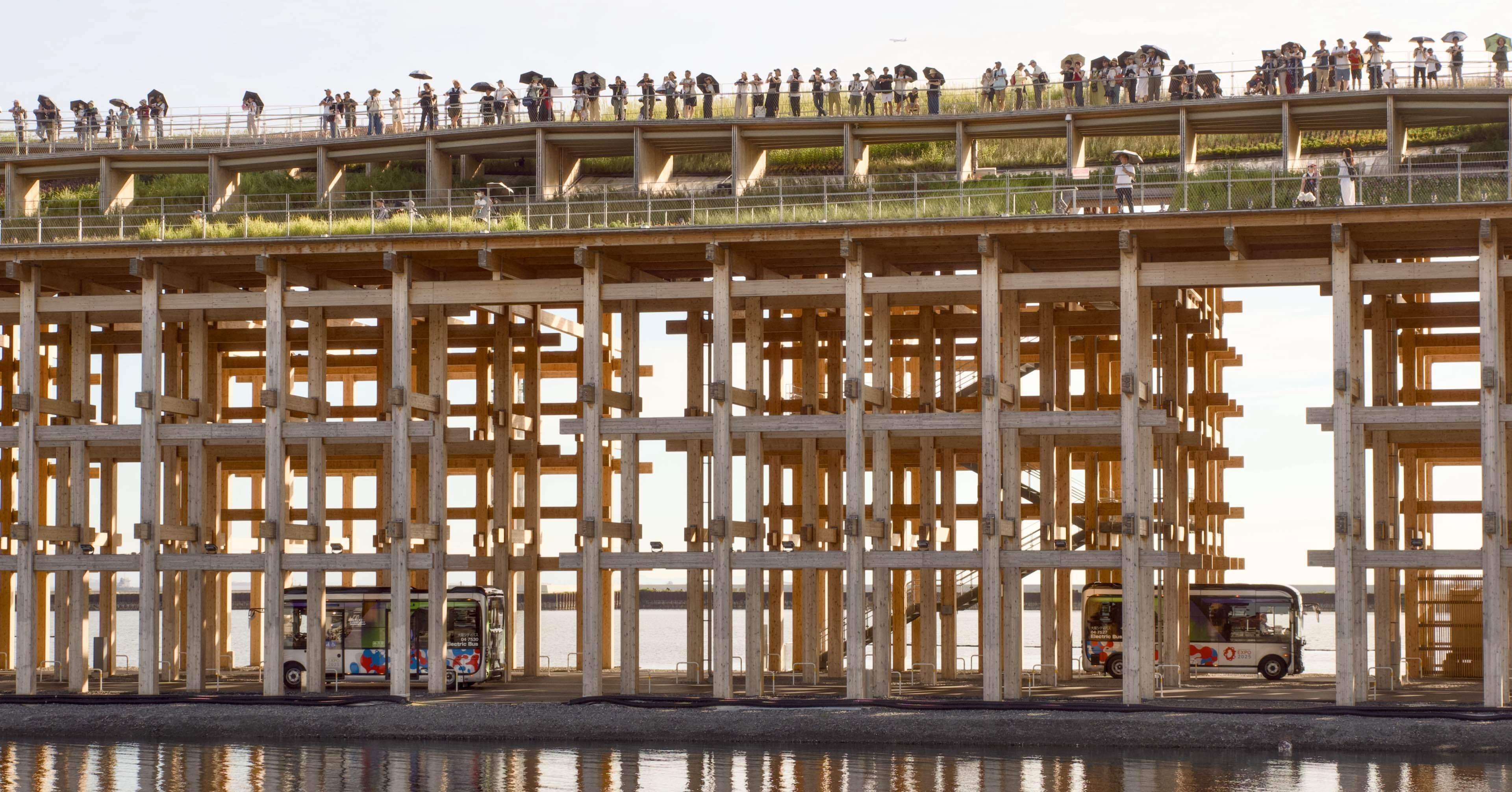 大屋根リングの下を走るバス｜minority318