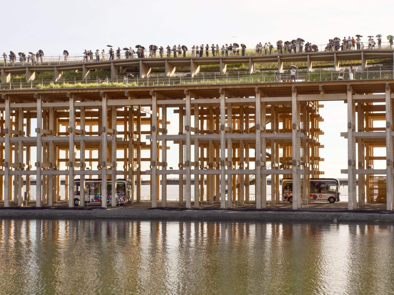 大阪・関西万博 【非売品】大屋根リングポスター（e-Mover 万博 バス移動） 万博 外周バス「e Mover」と大屋根リングとウォータープラザ #万博