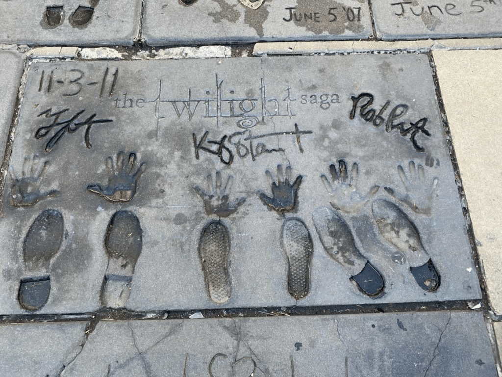 往年の映画スターのサイン 🇺🇸ハリウッドスターのサインや足跡が見れる！