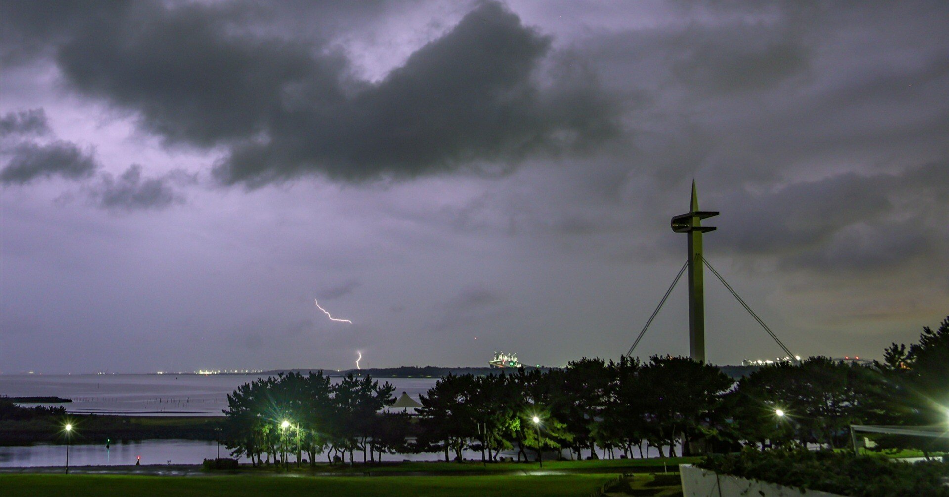 雷雨ページ 雷雨と雨の夜のイラスト」のベクター画像素材（ロイヤリティフリー
