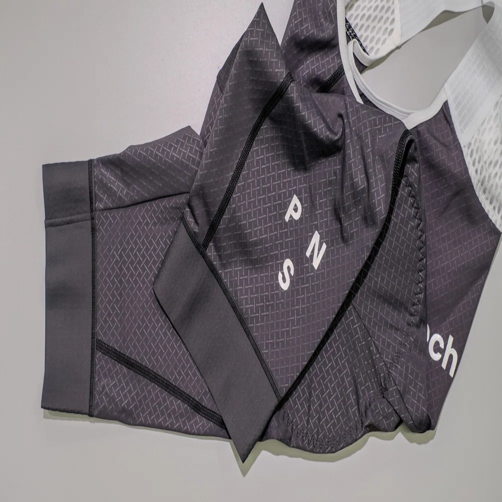 Pas Normal Studios】 AW25シーズナルカラー ー Mechanism Bibs Steel