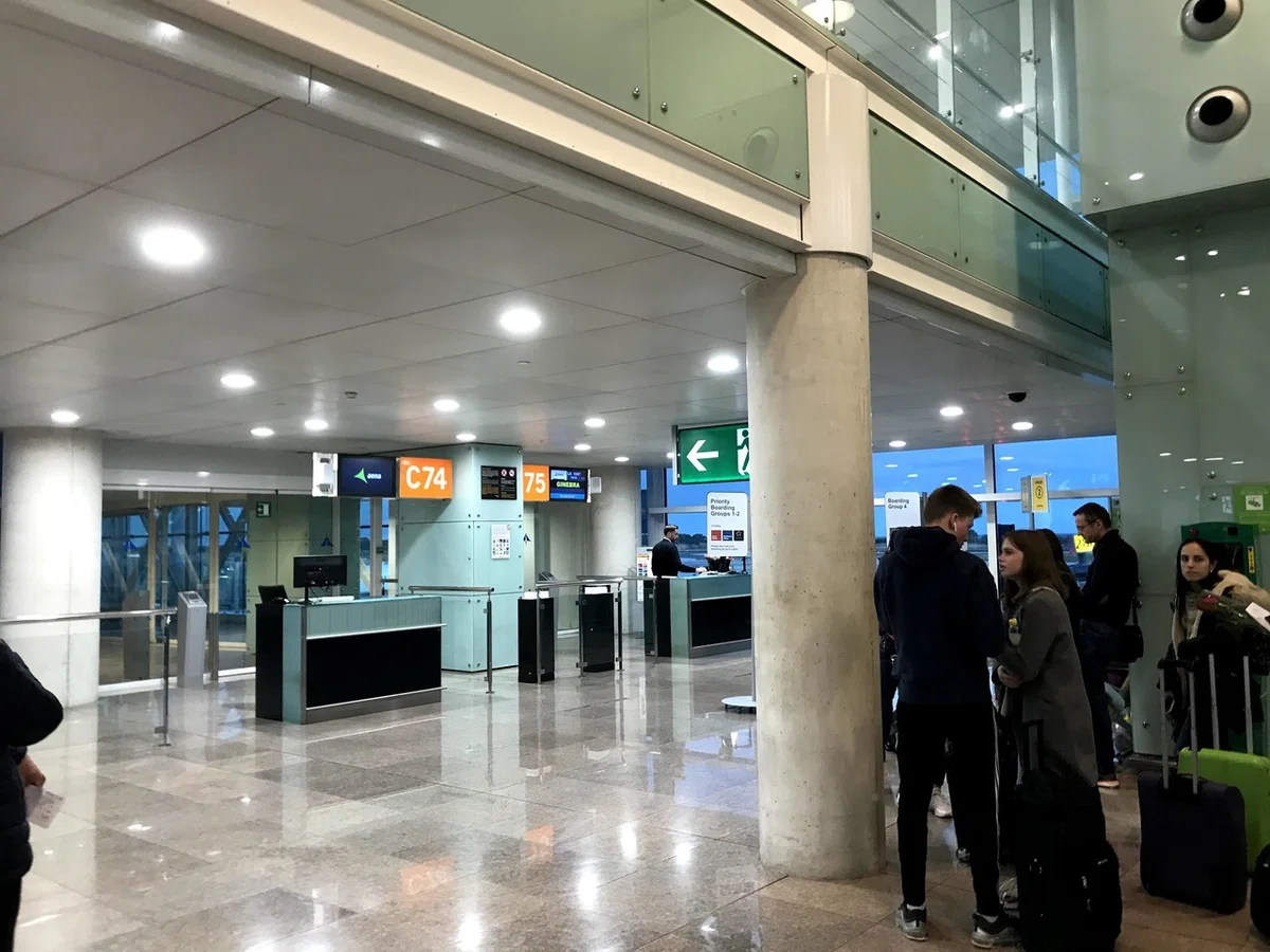 【3/6@バルセロナ🇪🇸】そういう空港構造なのね…｜はなも(ん)