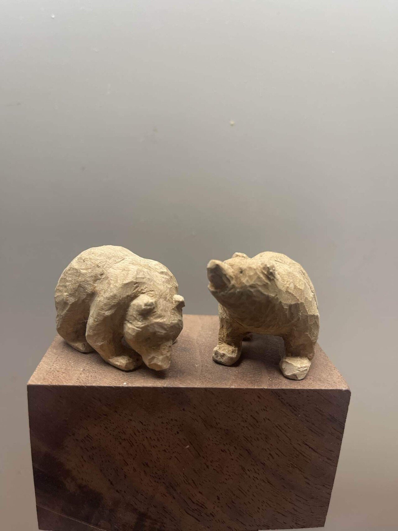 木彫りは やはりクマさん？ ペアの熊｜森の和
